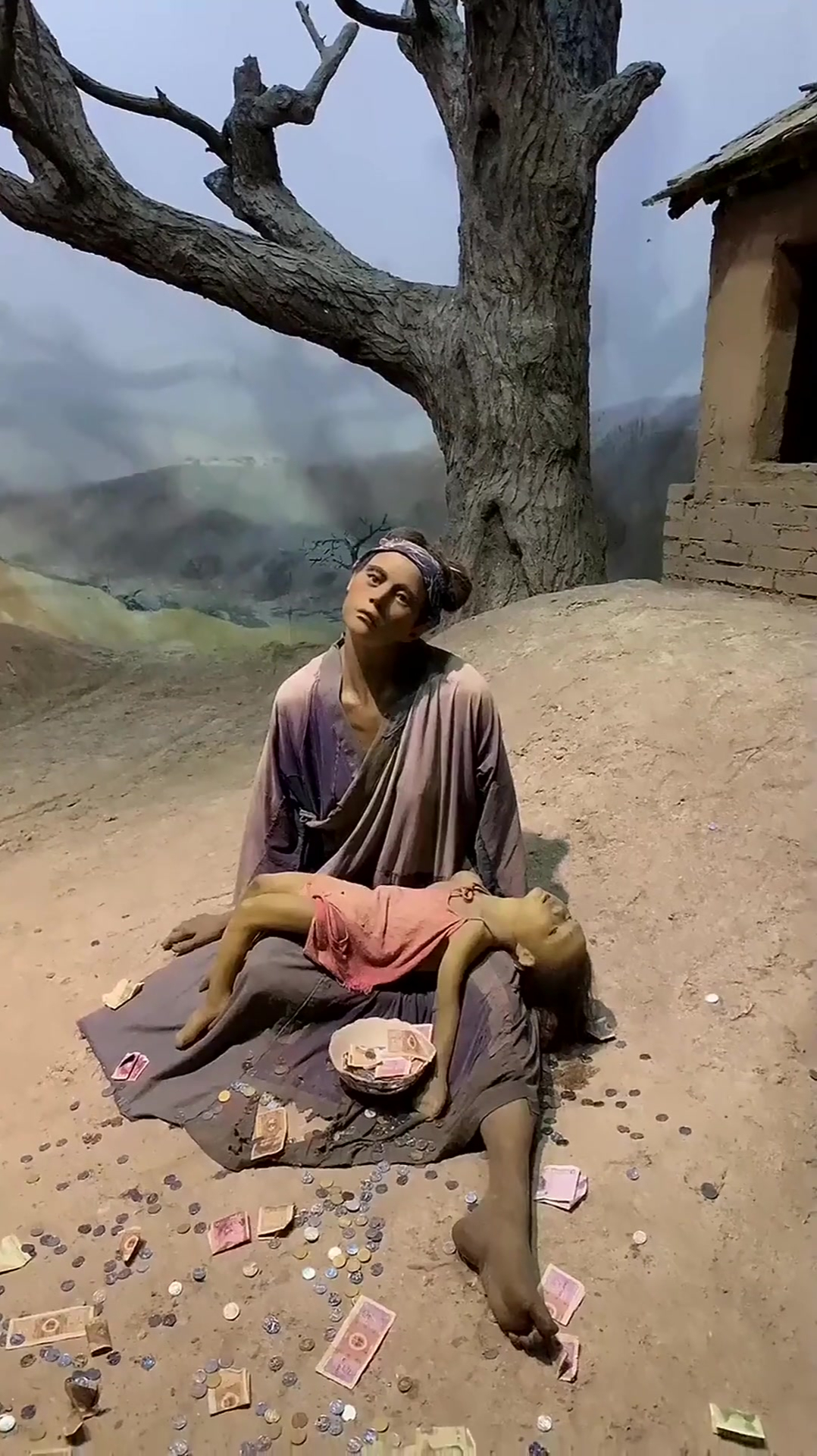 古代饥荒年代,在外要饭的人,这一幕让人看了真心疼