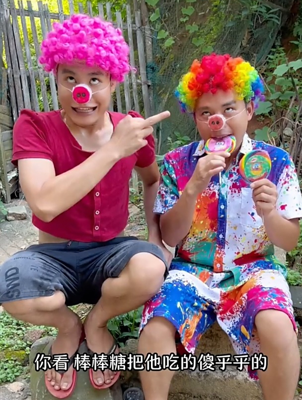 搞笑模仿猪猪侠,棒棒糖把猪猪侠吃得傻乎乎的