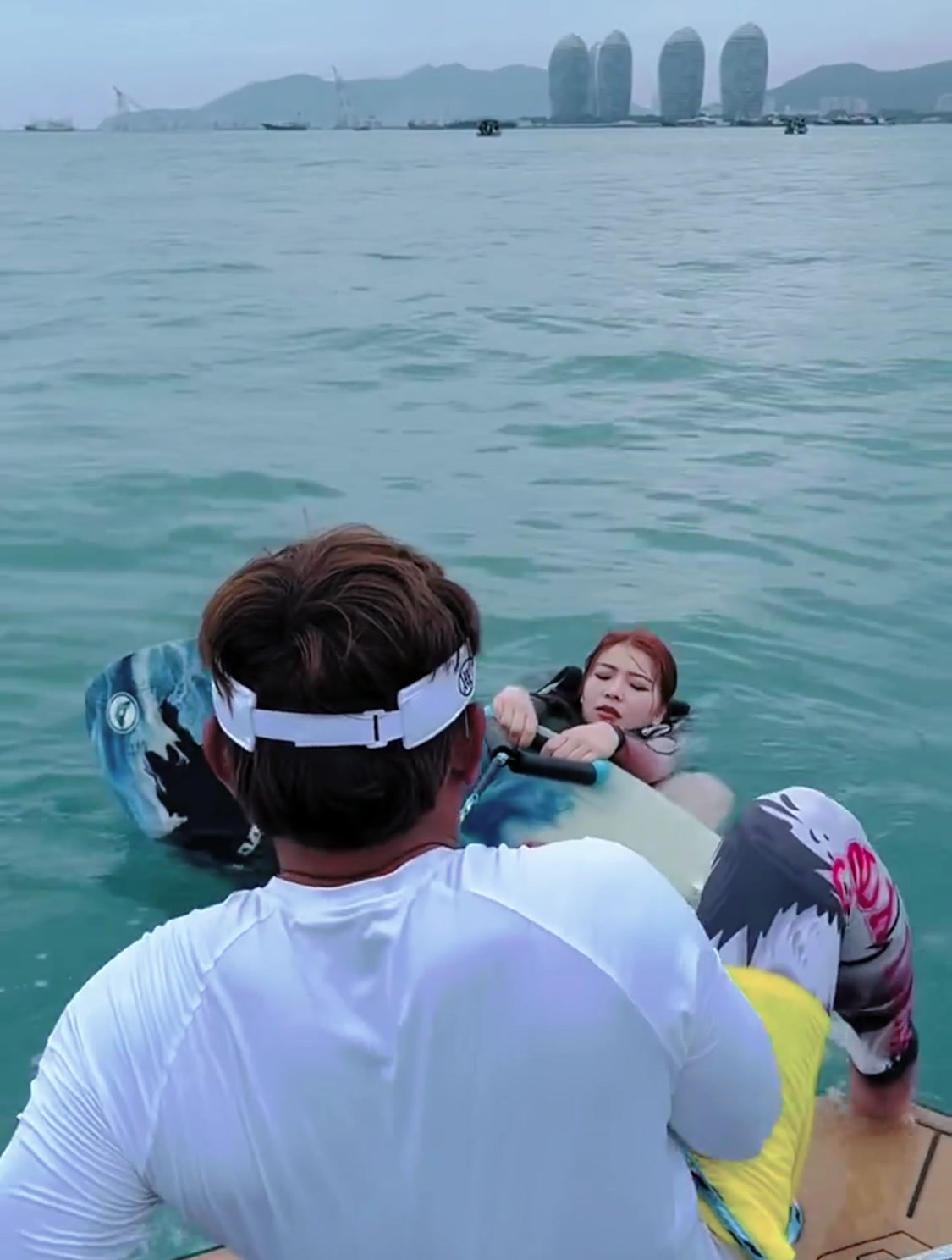 游艇街拍性感美女,这才是真正的女神,一看就是大马力!