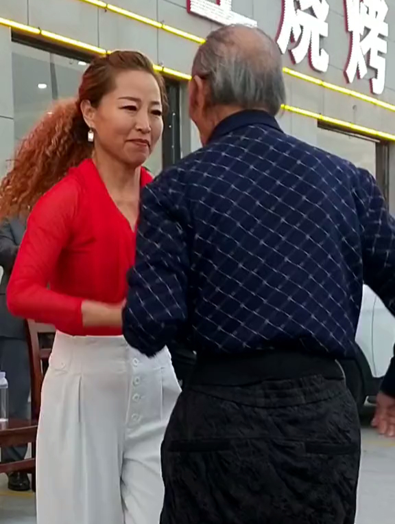 张大爷和美女安静 mcn共建计划