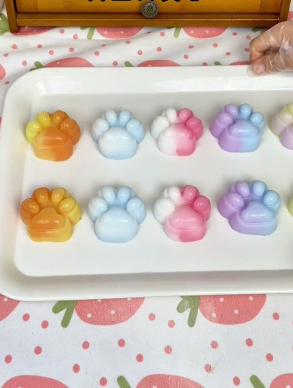 可爱的猫爪捏捏