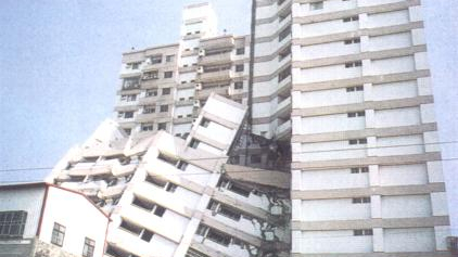 你在高层建筑发生地震时,应该怎样进行自救?可能经历什么?
