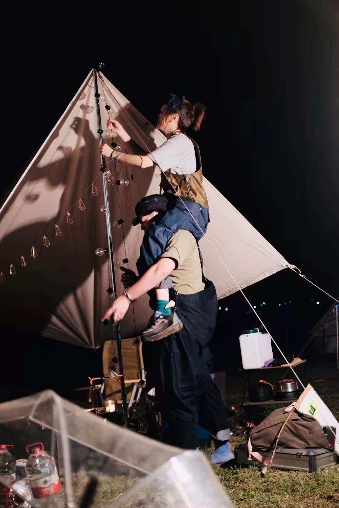 黄雅莉官宣结婚,骑老公脖子秀恩爱,老公很帅头发非主流像是总裁