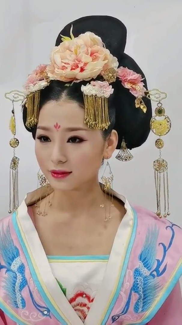唐装武媚娘造型体现雍容华贵的唐朝风格夸张的发型!-度小视