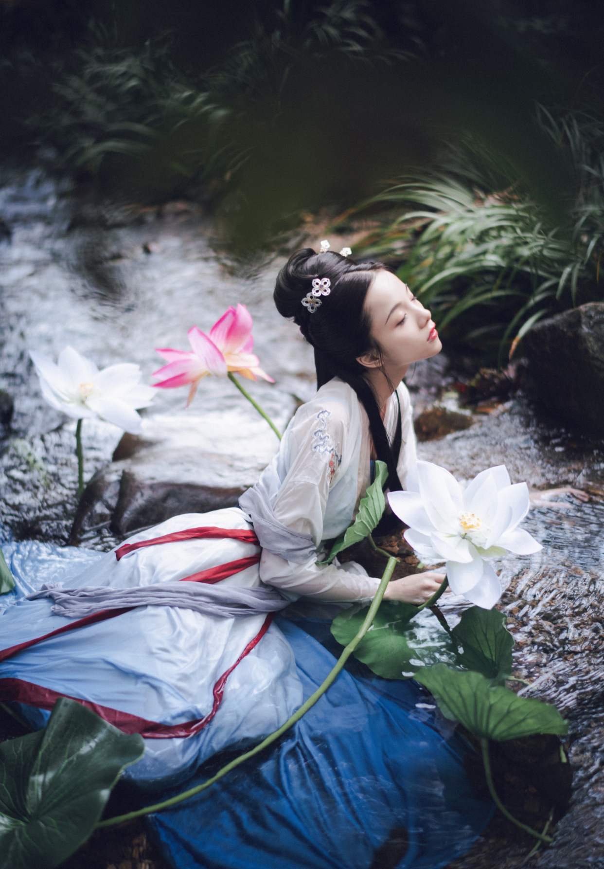 谢安然为美也是"豁出去"了,躺在水里拍摄还坚持穿汉服,够拼