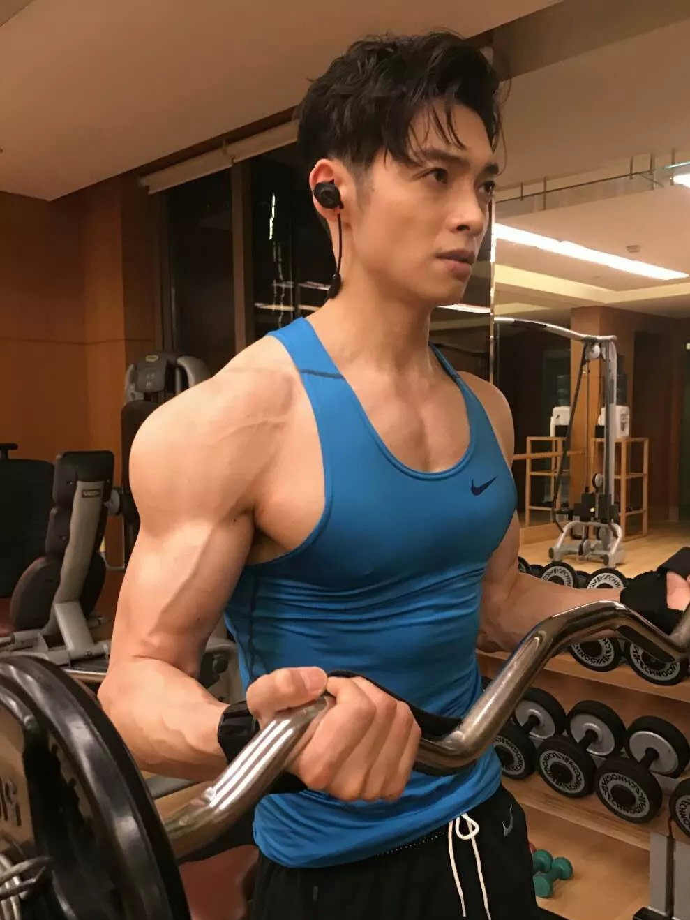 41岁辰亦儒健身10年,6块腹肌清晰可见,身材颜值不输肖战