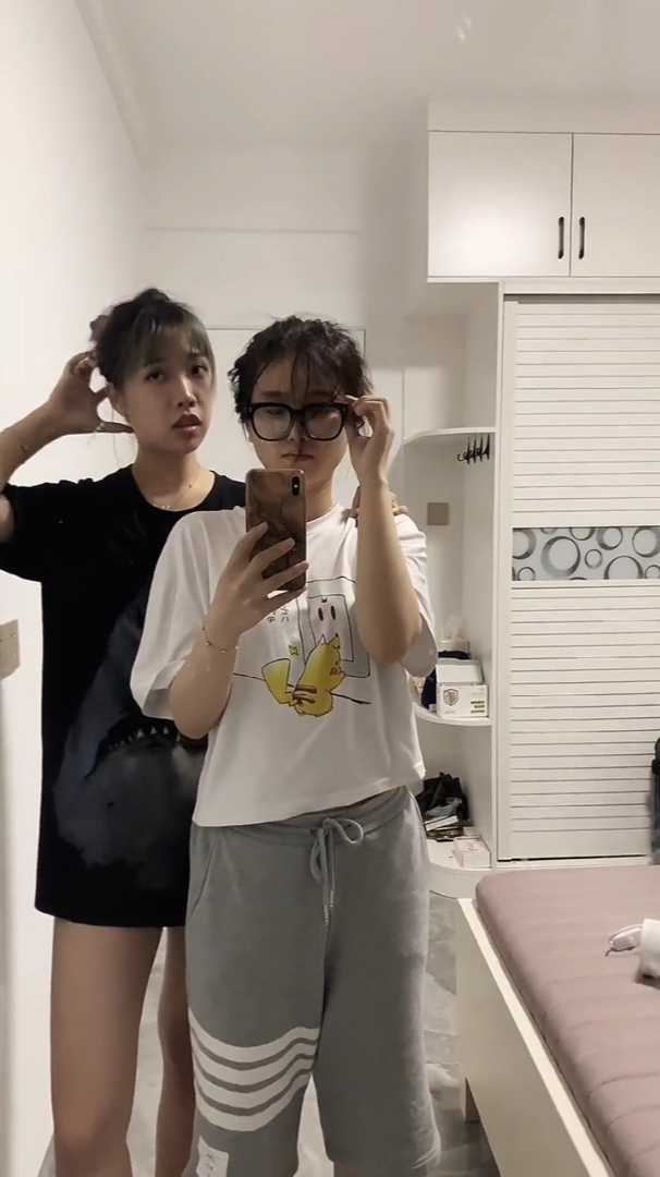 我觉得有对象就大方的把对象照片发到朋友圈没啥好隐藏的