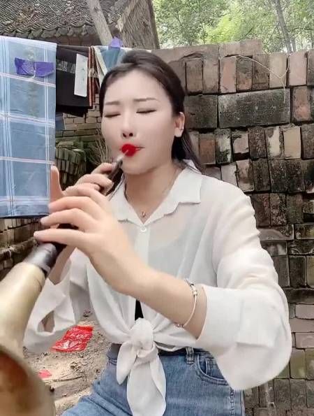 亚娟美女不光人漂亮,唢呐吹的也好-度小视