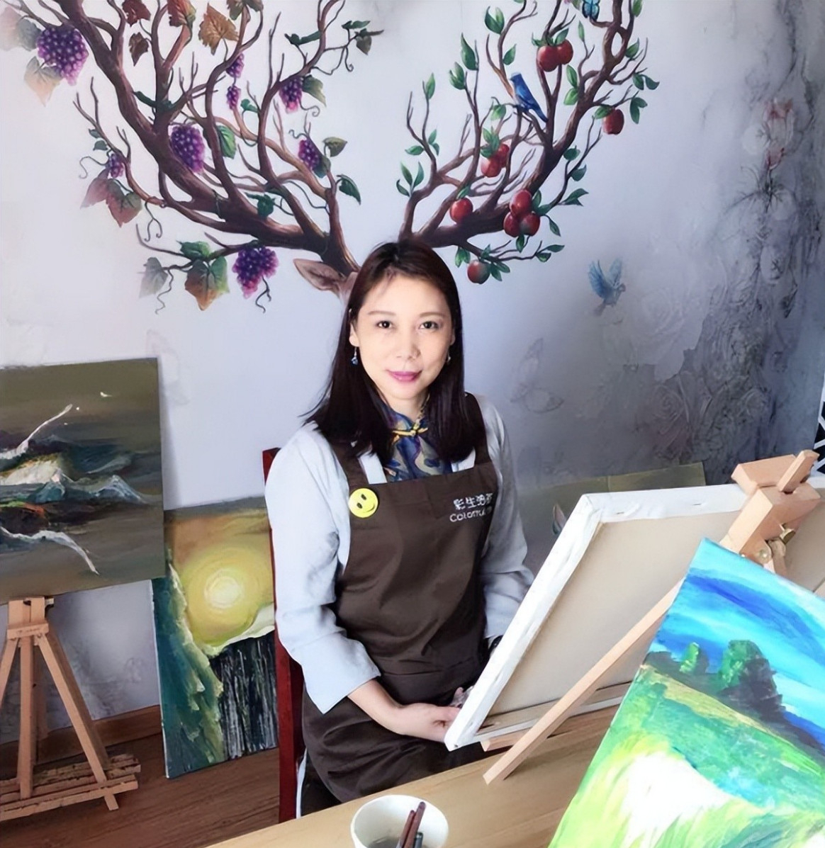 的照片中,她细弯弯的长眉,眼睛大而深邃,皮肤白皙,对着镜头"妩媚"一笑