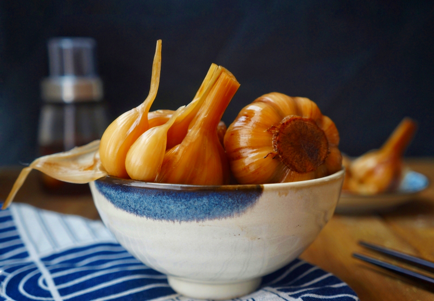 红糖蒜是一道具有独特风味的传统农家菜,选用新鲜的蒜头,经过精心腌制
