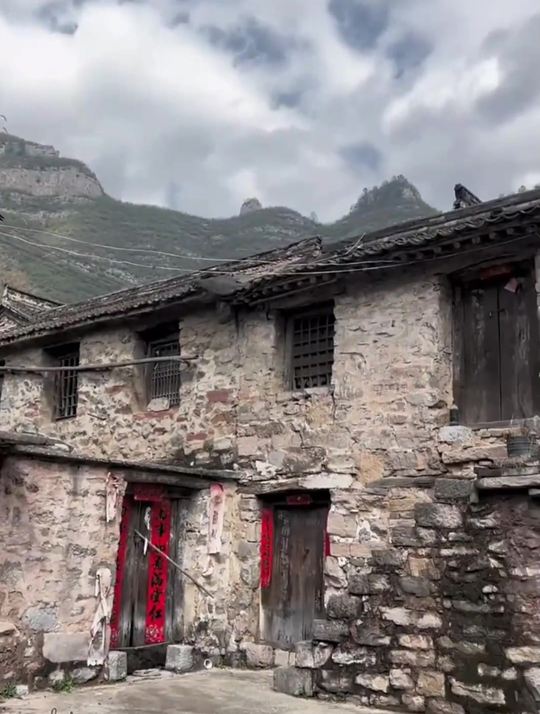 晋城太行山里的一个古村落,古老的街道,干净整洁的水泥小路