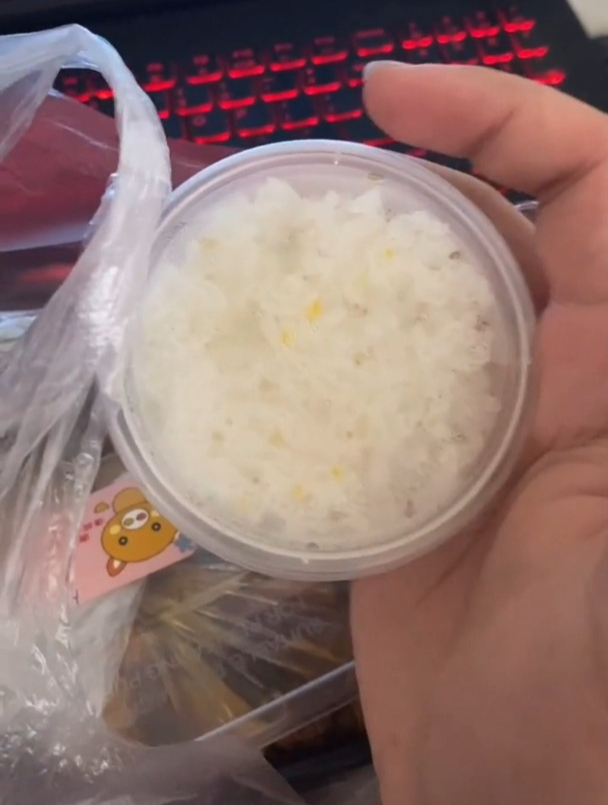小伙点外卖备注,米饭少点减肥中,结果收到一小盒米饭