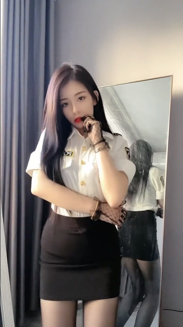 ktv认识的美女,身材线条优美,偷偷看了三遍都不过