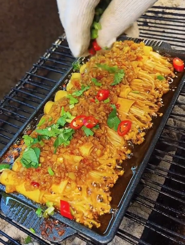 铁板干豆腐卷金针菇 烧烤必须有特色~-度小视