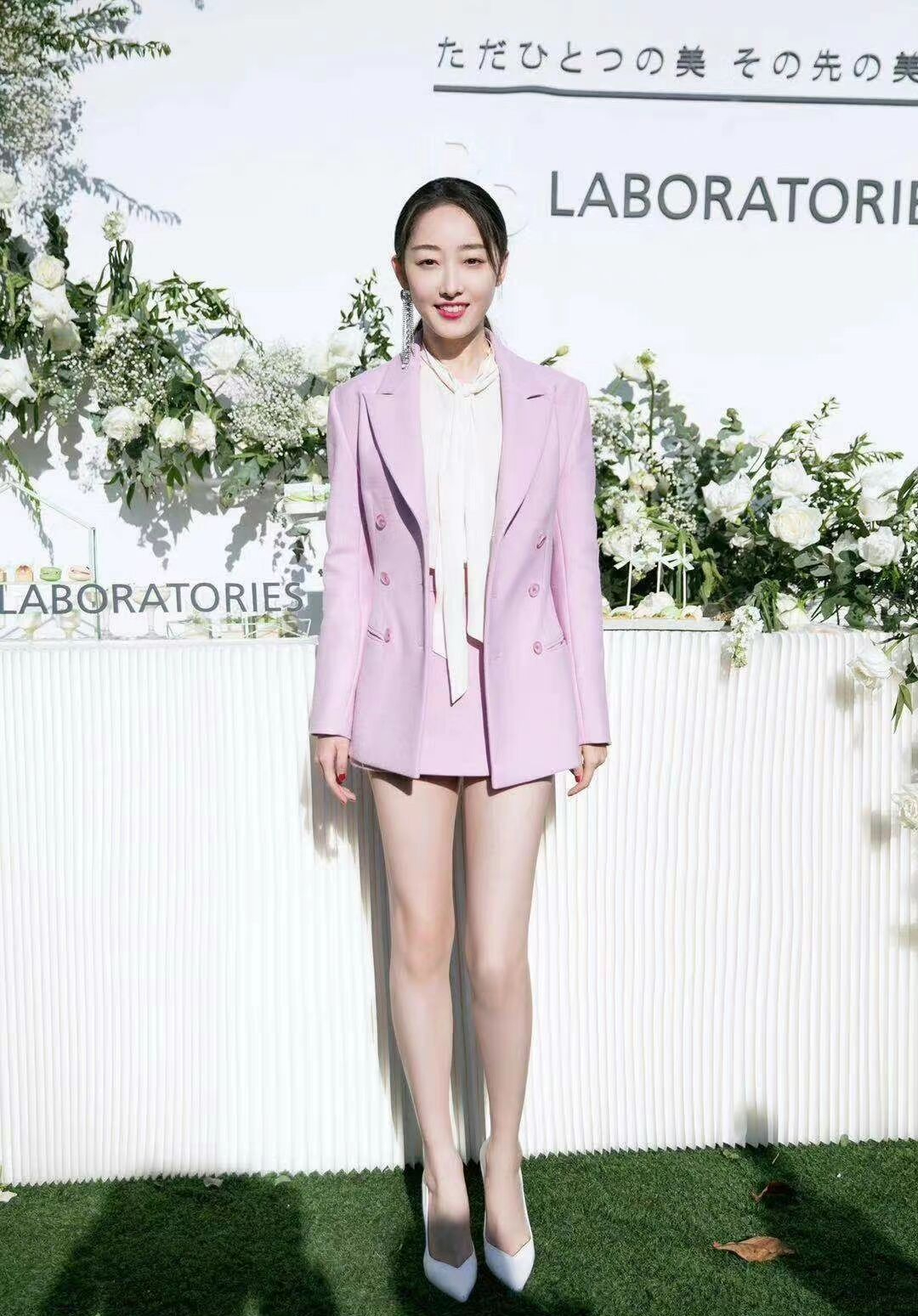 蒋梦婕厉害了,穿西装还要配"一分裙",显得腿又长又白又细