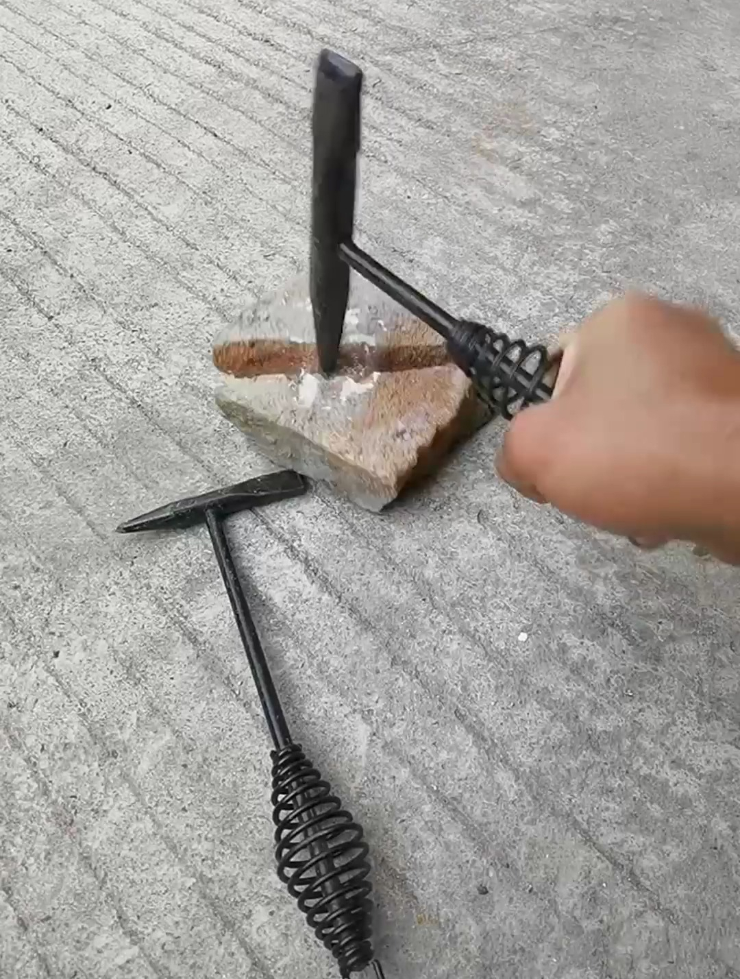 敲焊渣也有专门的工具了!再也不用临时找东西来敲击焊渣!