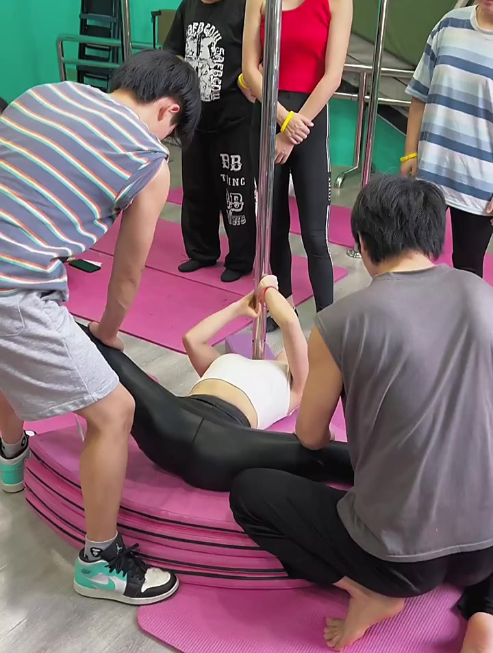 美女舞蹈房练习撕胯,隔着屏幕都感觉疼,这腿让人多少人羡慕!-度小视