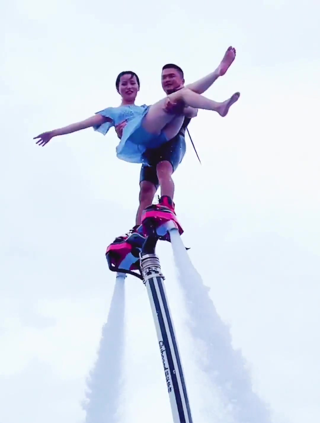 美女这个姿势熟练的驾驶了水上飞人