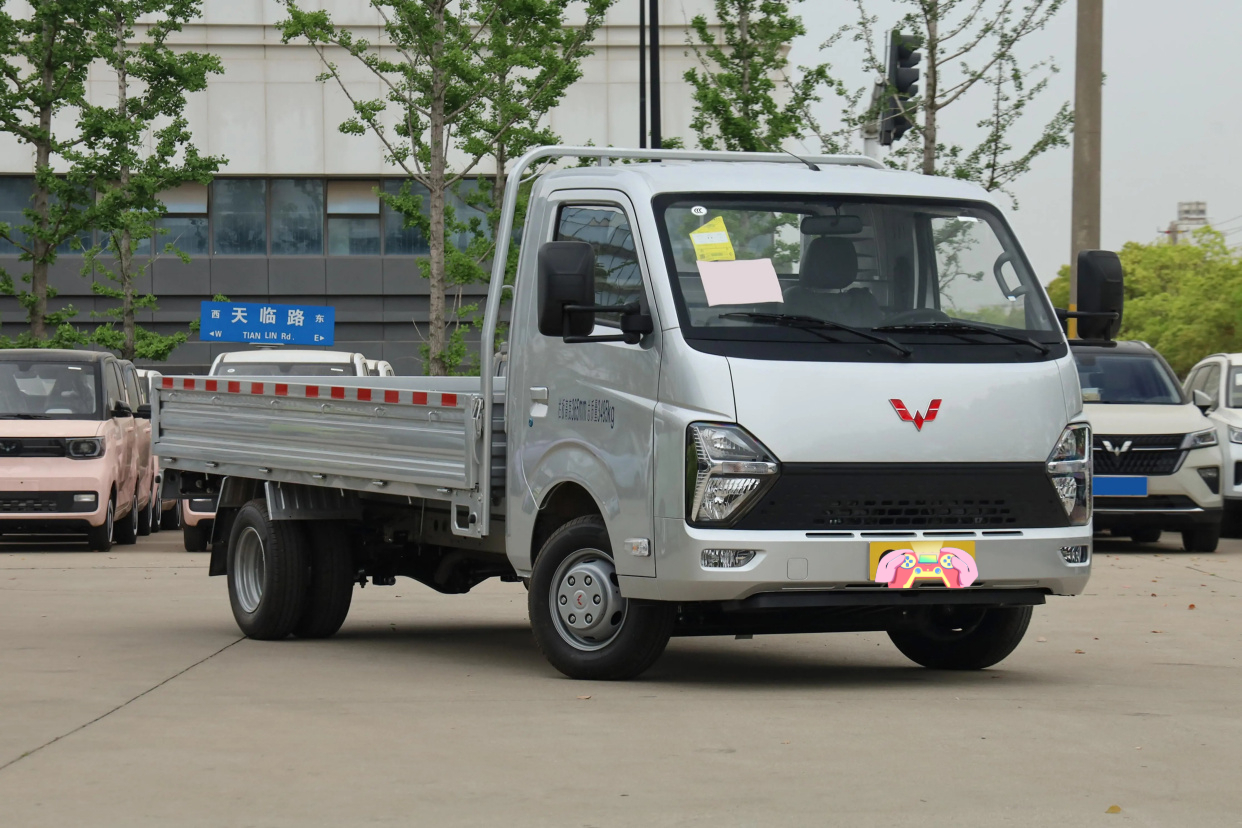 五菱龙卡,3.8米超长货箱,装货,卸货便捷,配2.0l,售价6.58万