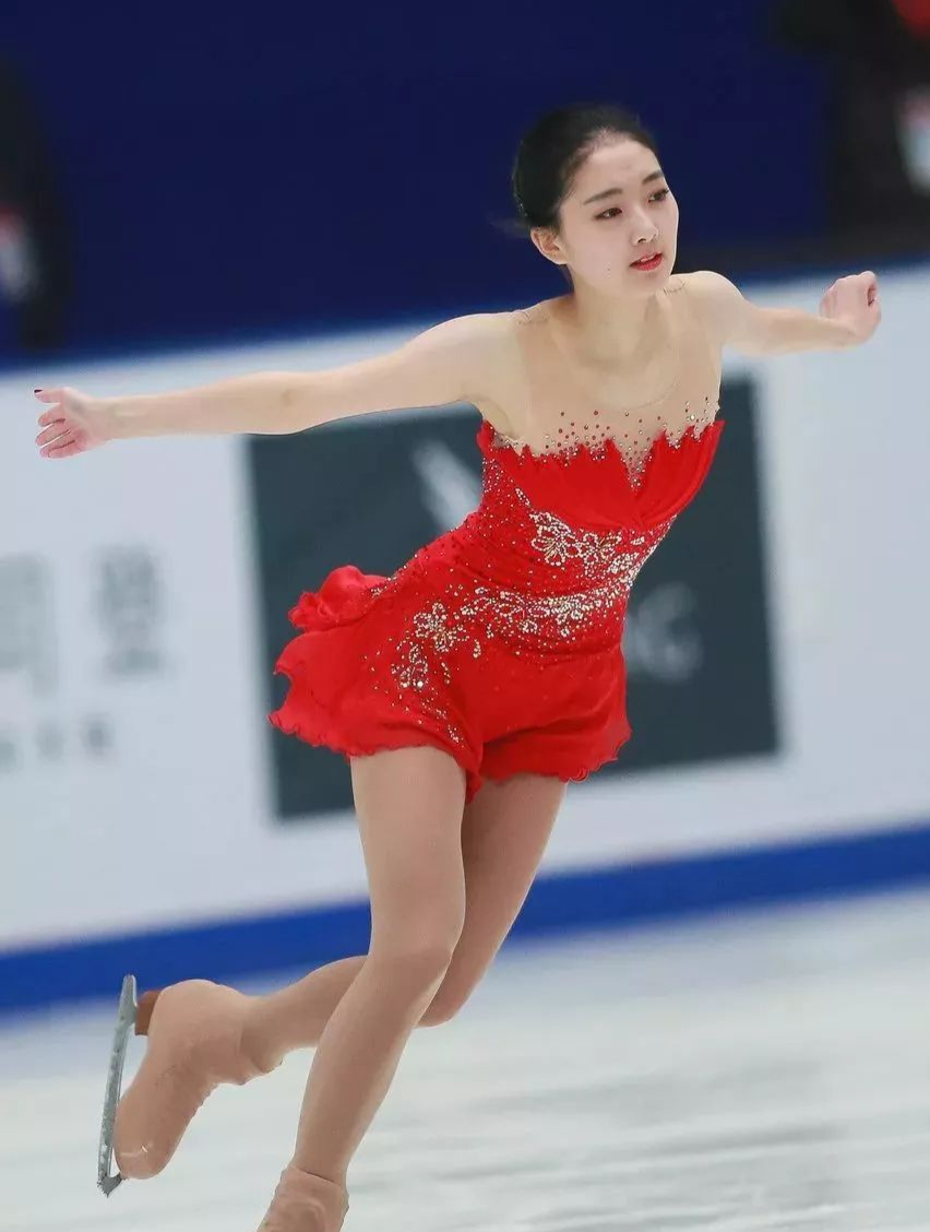 花滑女神闵有拉比赛中上衣纽扣崩开,男伴亚历山大的做法惊呆众人-度小