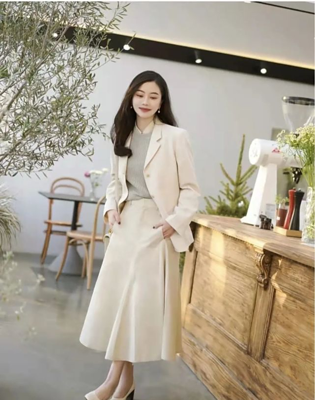 米色半身裙搭配什么颜色上衣好看