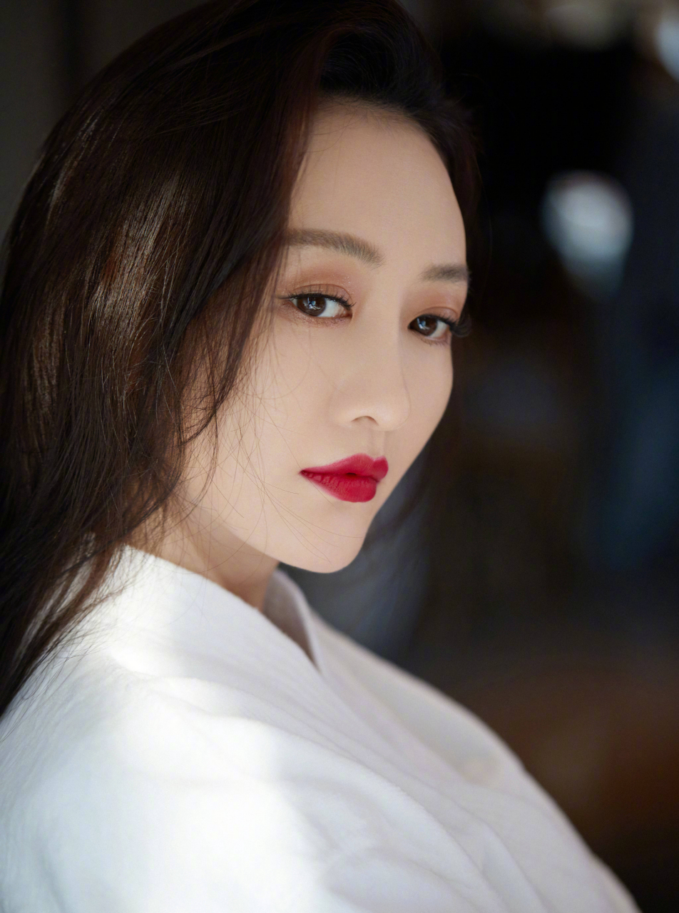 王鸥,温润甜美的长相,灵气满满的气质,一双水汪汪的大眼睛妩媚动人