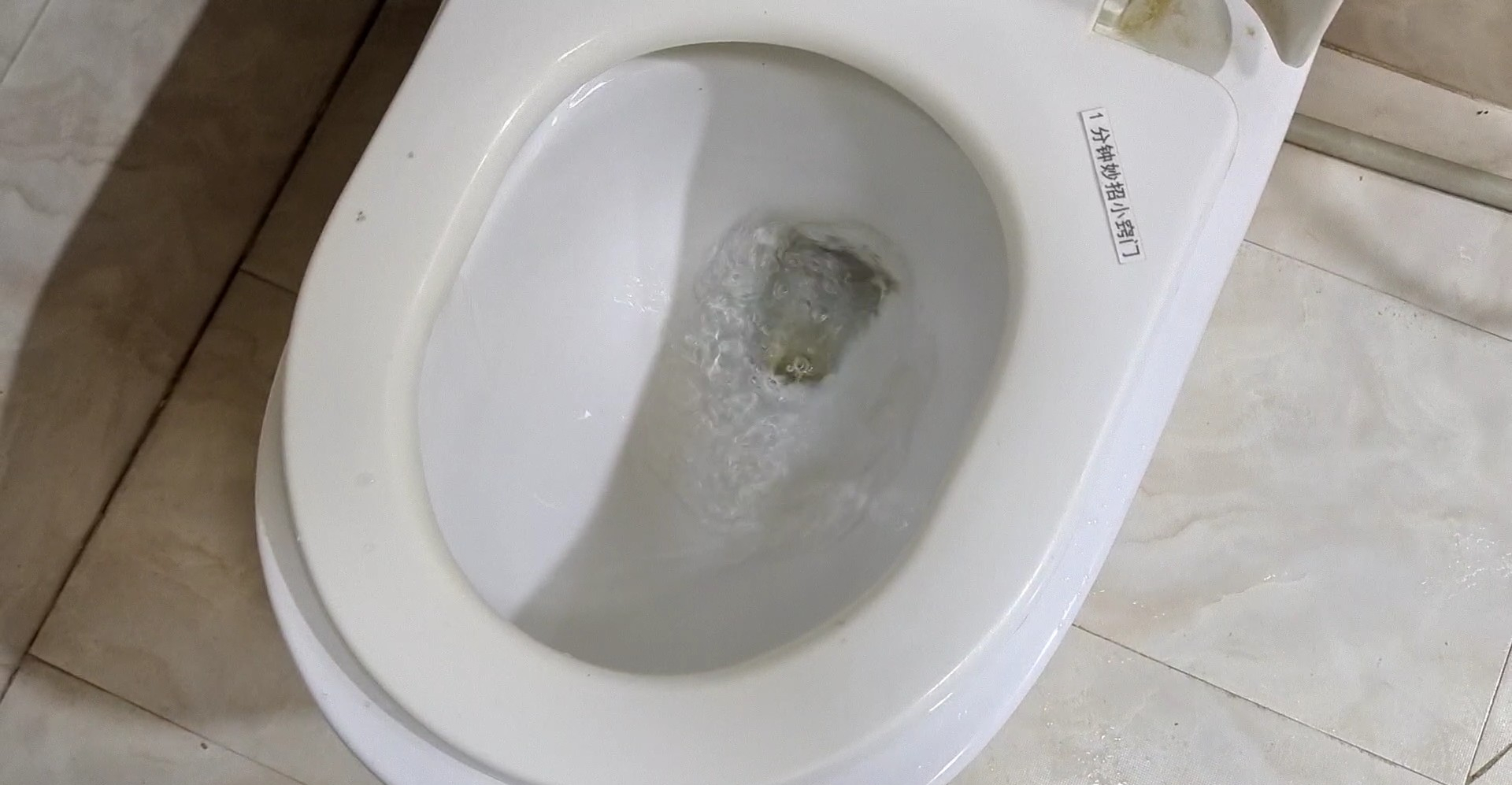 马桶堵了?只需用一个塑料瓶,几下就能快速疏通,还不用花钱!