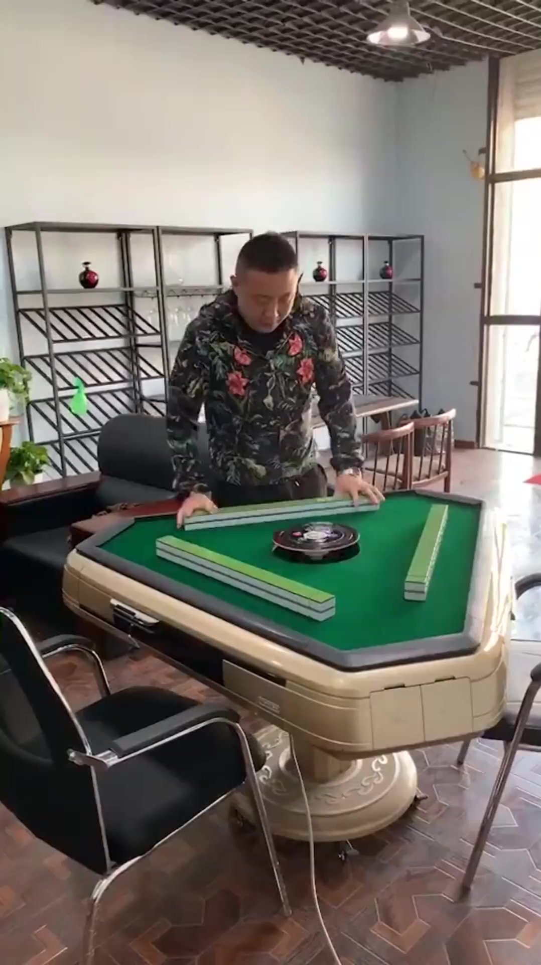 打麻将这么久,头一次见这种三人桌,是老子没见过世面了吗