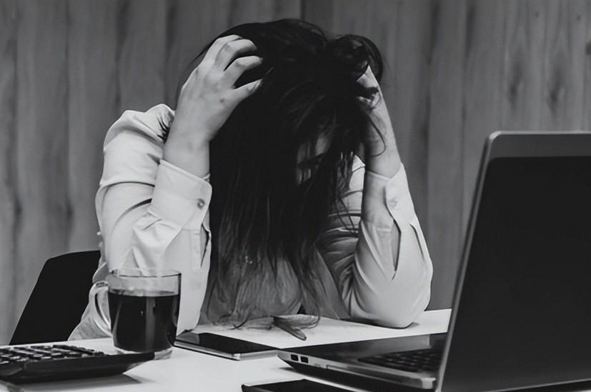 6年前,香港美女搬运工走红网络,牵手富二代,如今却还在打工