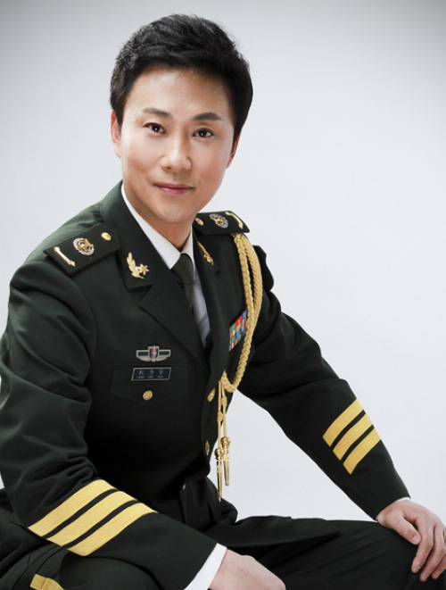 痴情歌手耿为华:女粉丝倒追两年,离婚时抱头痛哭,如今依然单身9-度小