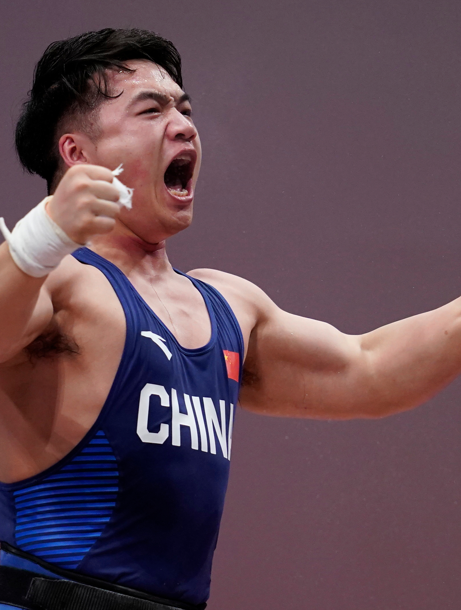 中国大力士田涛 面对对手举起的224公斤 旷世一举犹如天神下凡5