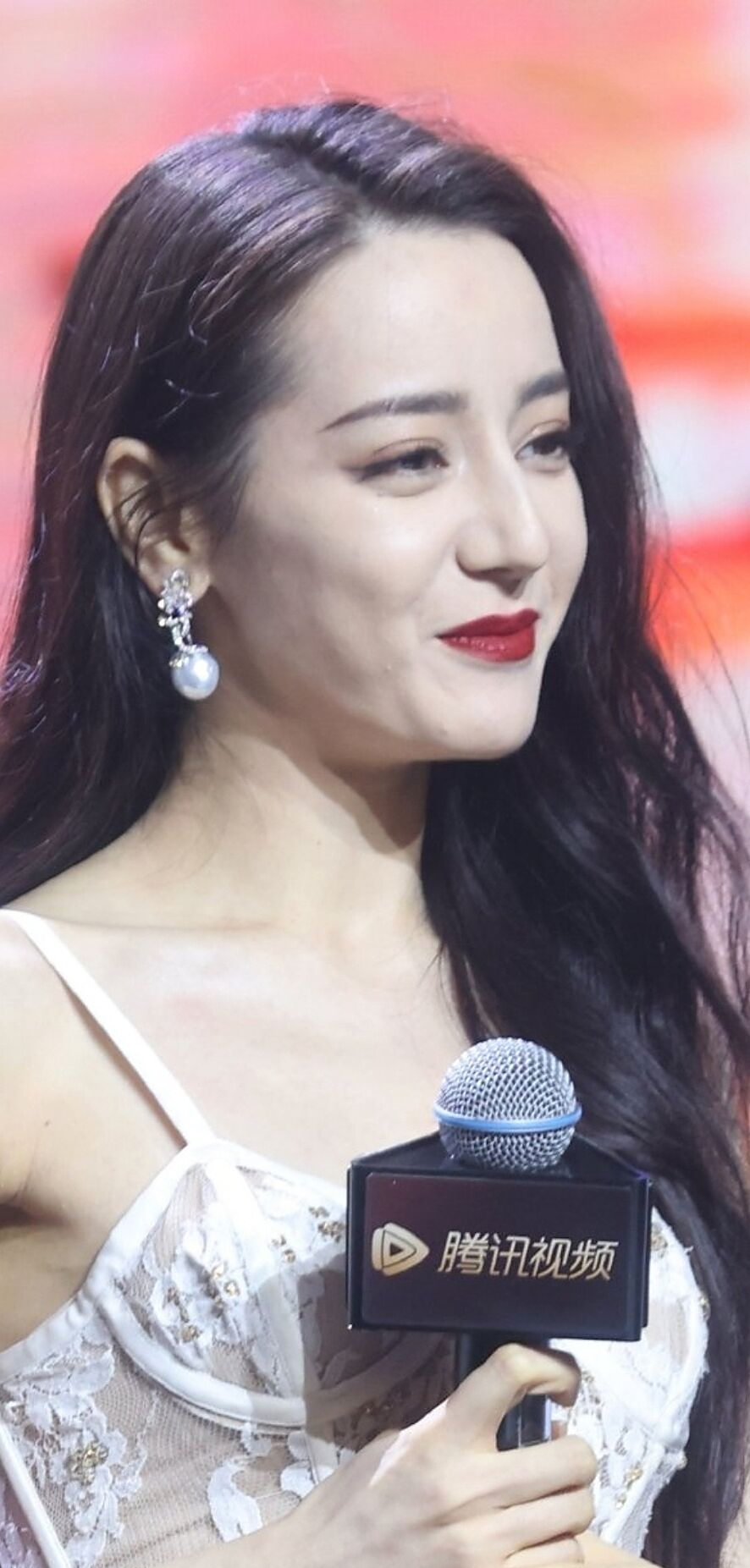 看完热巴的生图实拍,才知道这种鼻子上镜很美,现实看却很违和