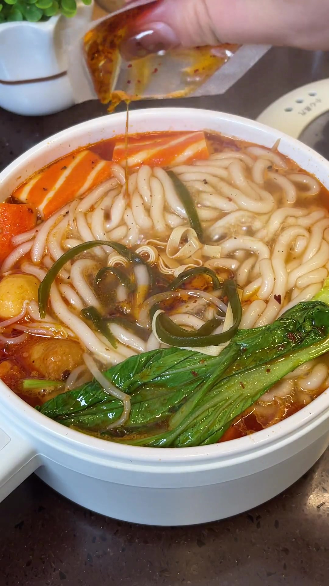 自己在家煮土豆粉,想加什么加什么,麻辣鲜香好吃还简单