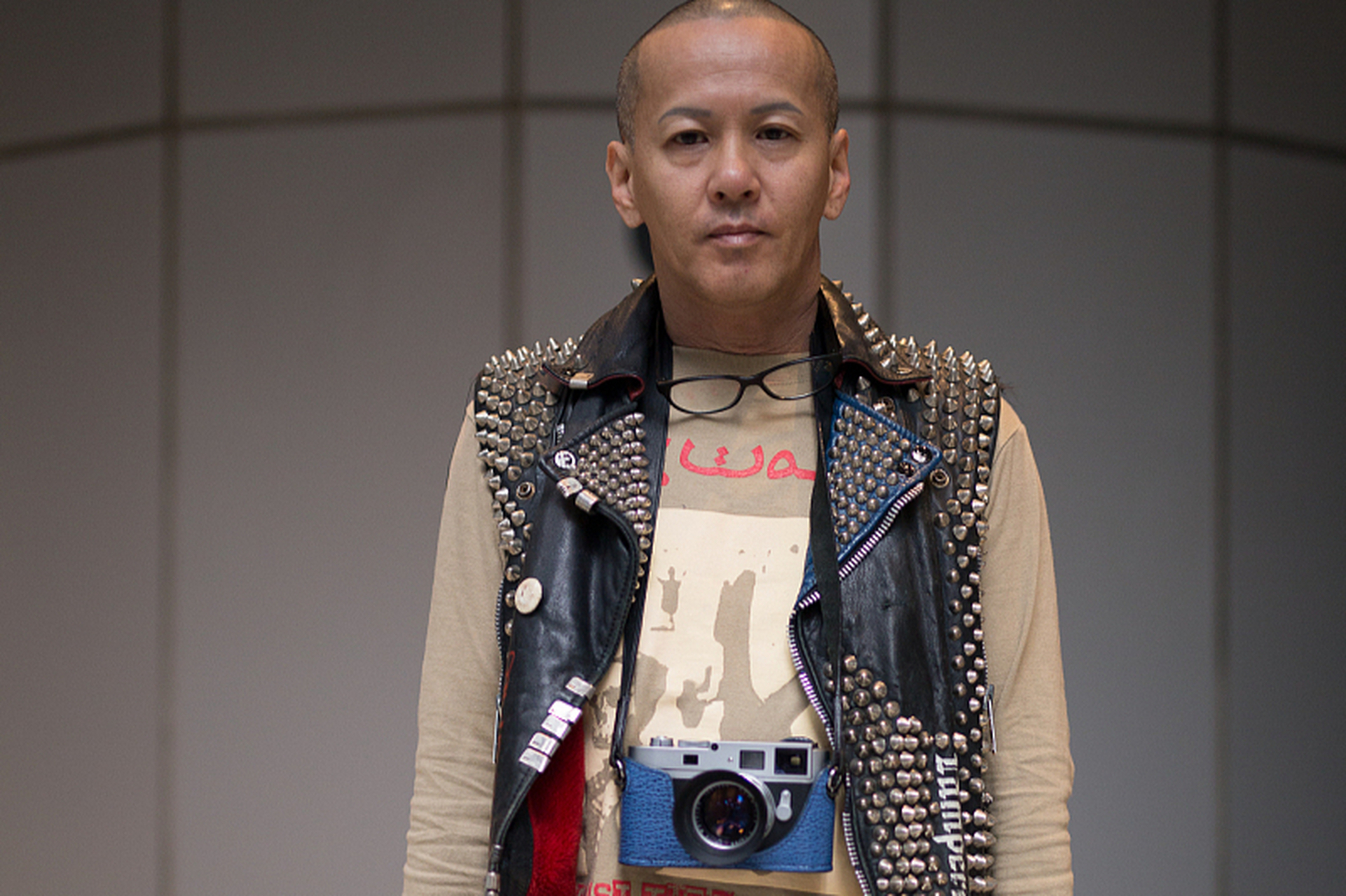 光头人士穿搭建议:选择适合的帽子,注重色彩搭配,选择合适的上衣和裤