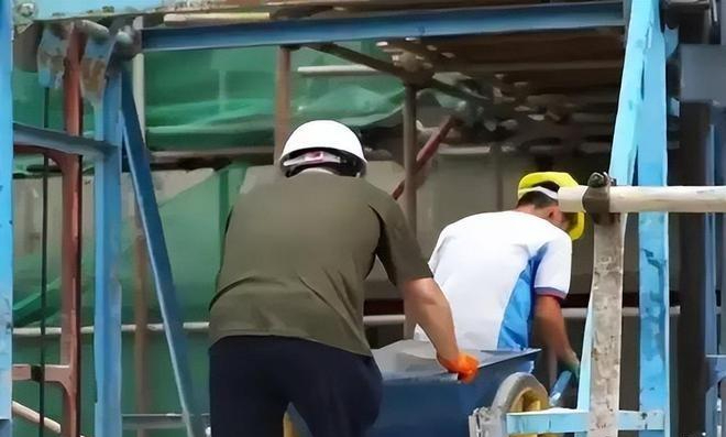 回顾:上海一身价35亿大老板假扮农民工,上班的第一天,差点被开除