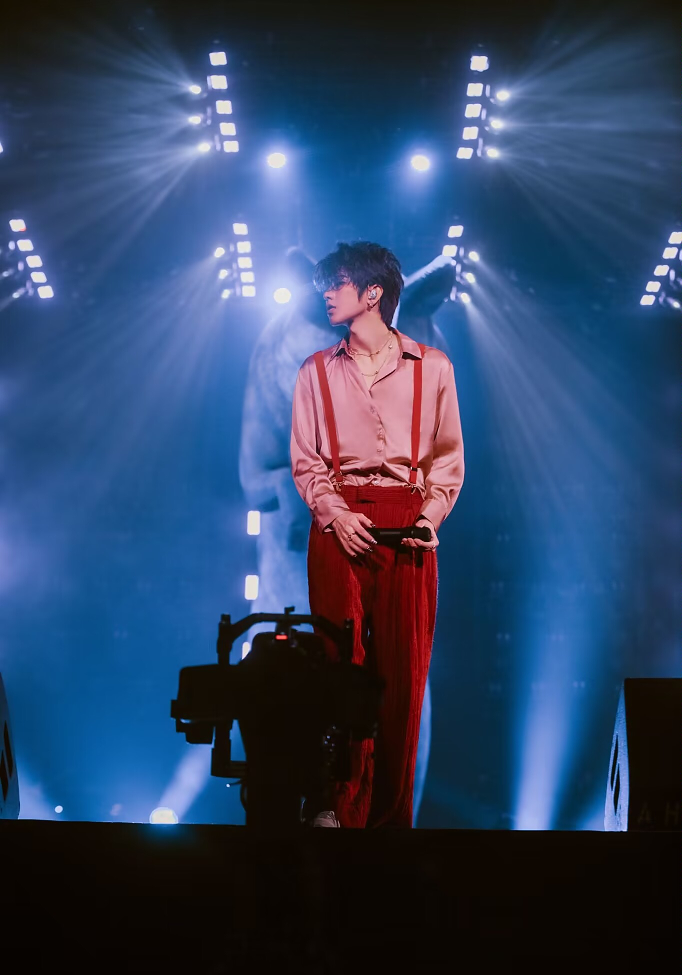 时隔五年蔡徐坤再穿背带裤唱跳,处境却大不相同,迷倒大片ikun