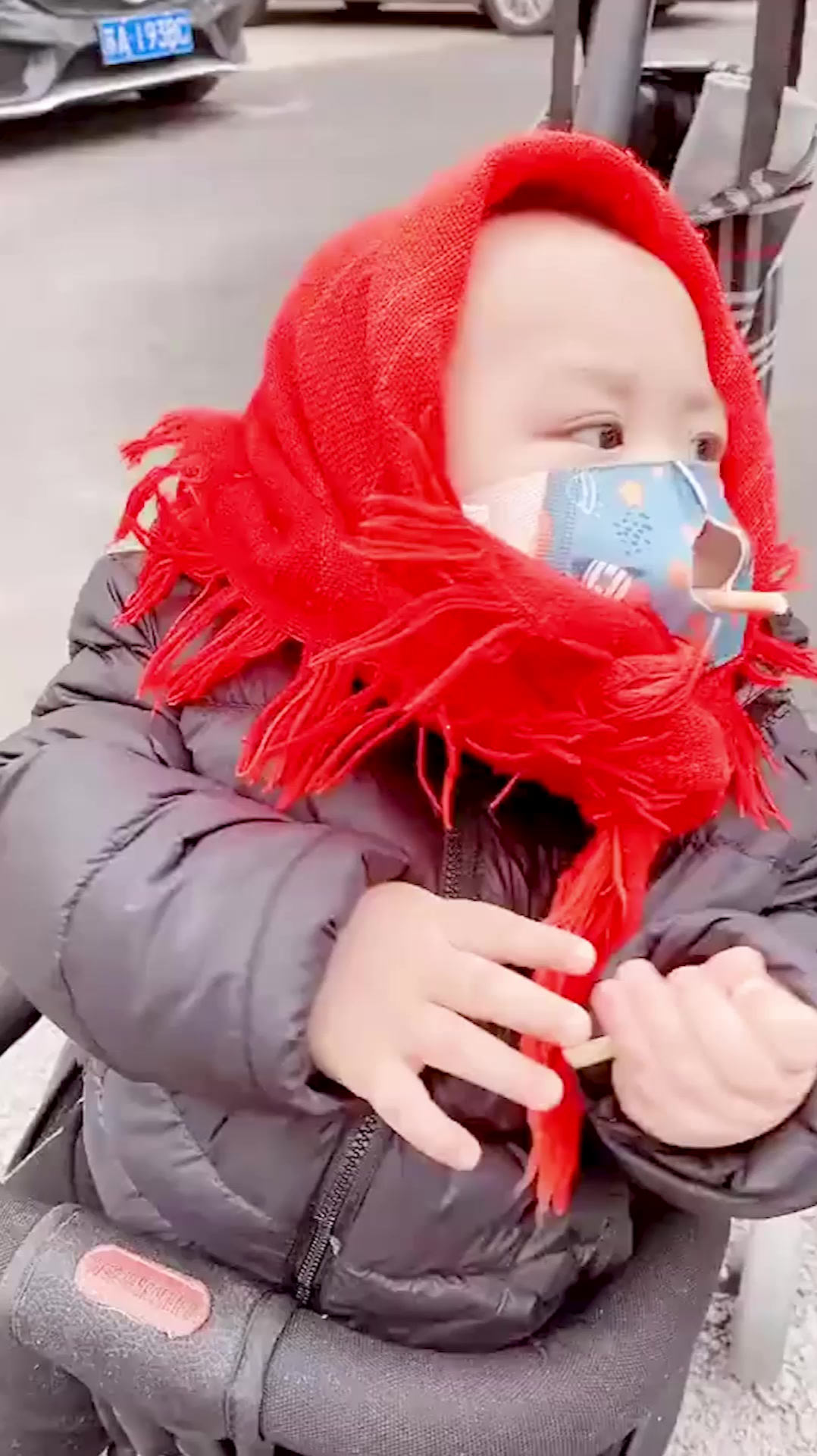 出门要戴口罩,又想手里拿东西吃,妈妈只能想出这