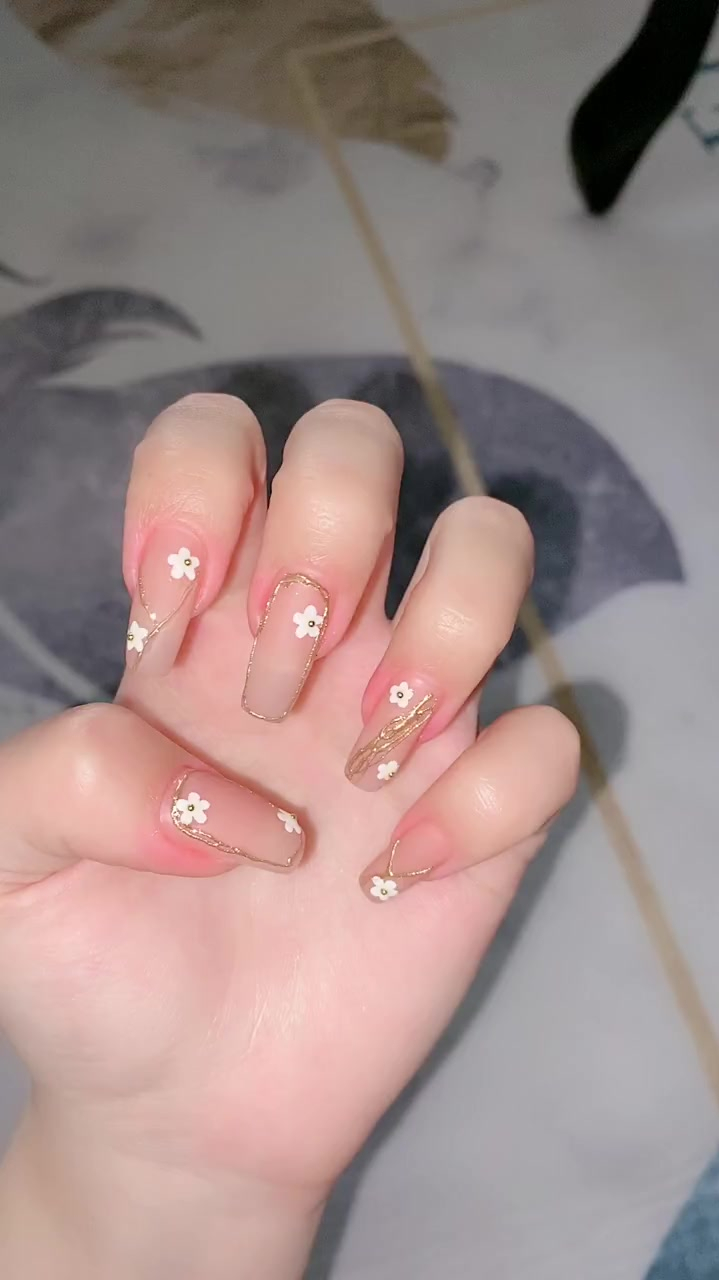 绝绝子白色梅花点缀美甲