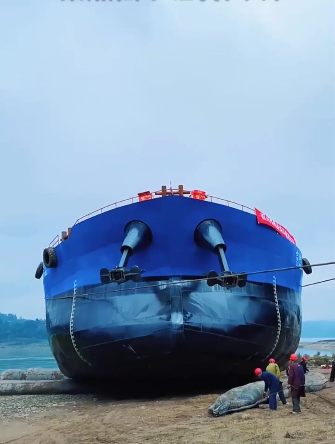 刚刚打造好的轮船,看看是如何下海的?网友:中国制造你不服不行