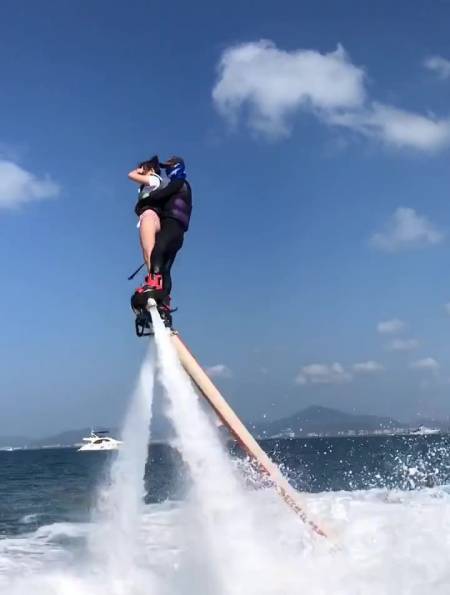 这个教练真是太敬业了,美女首次玩水上飞人,直接公主抱!-度小视