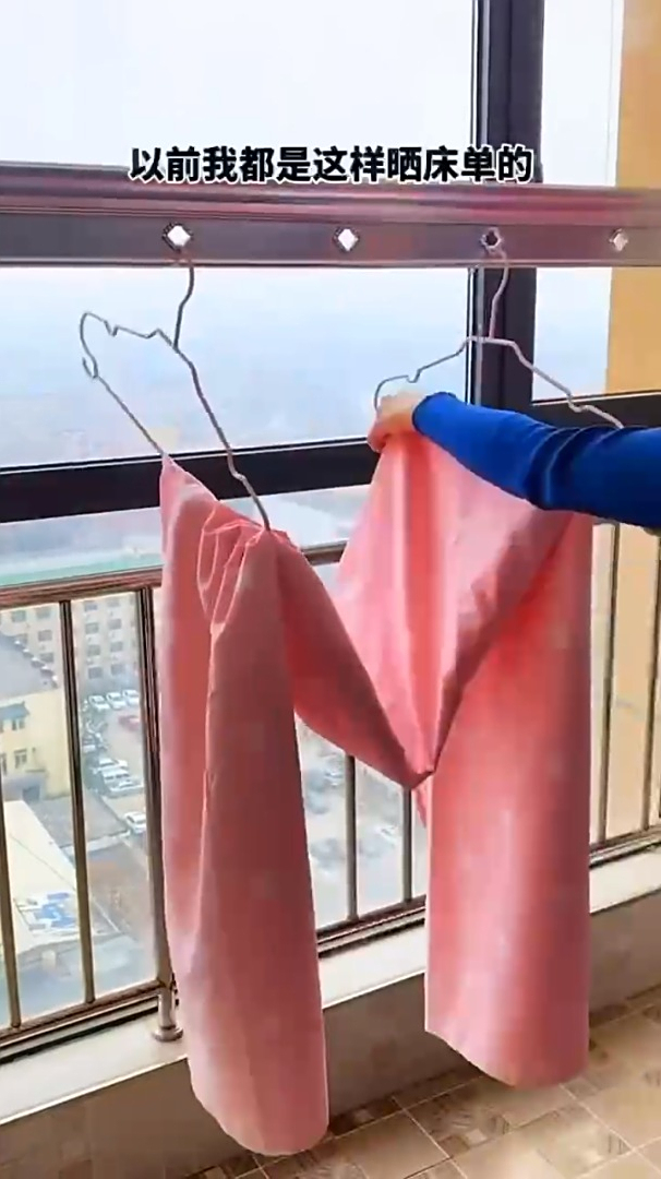家里阳台太小,每次晒床单都罩得头疼,幸亏这个神奇,整洁又方便