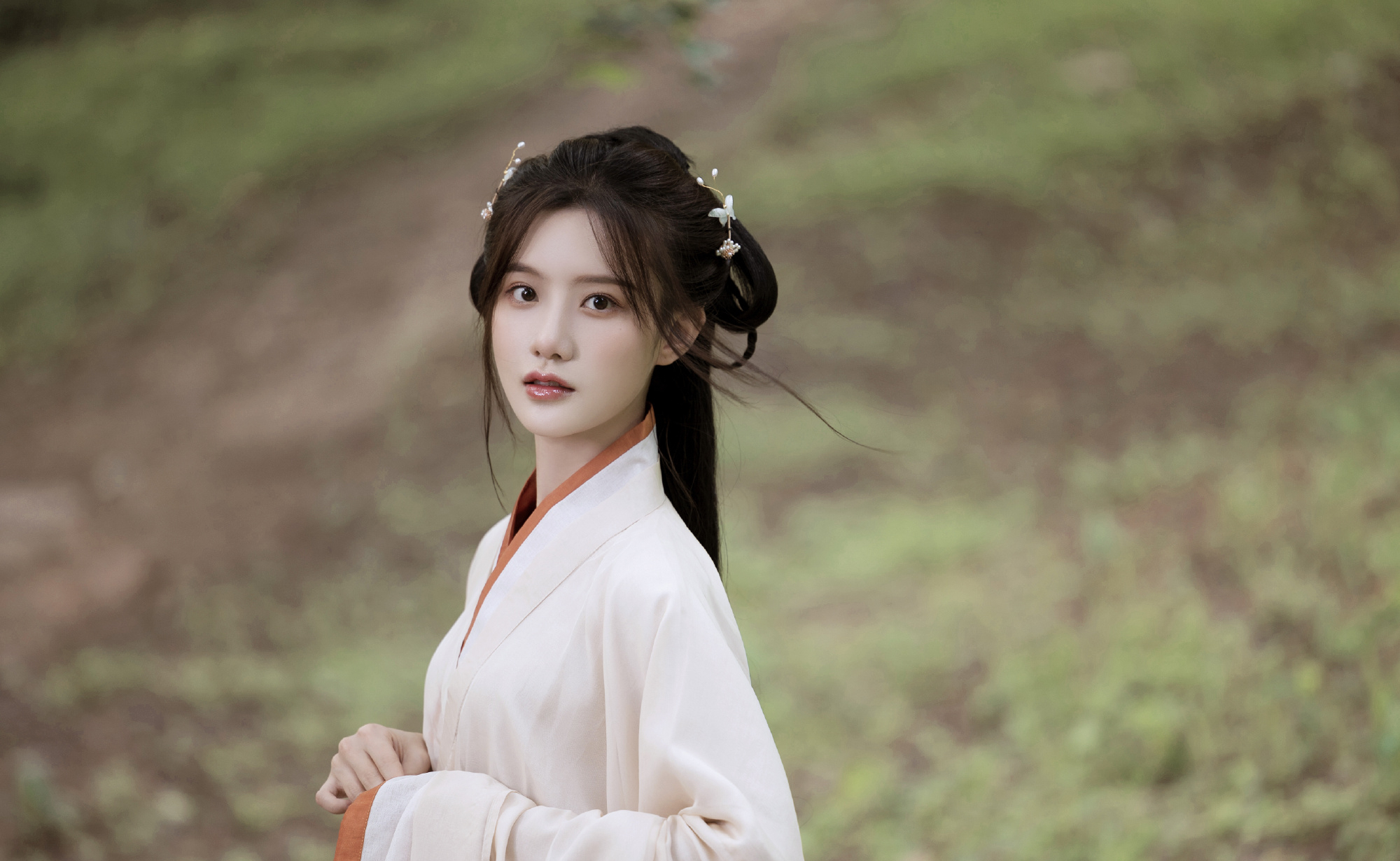 陈意涵汉服造型美出圈,灵动又温柔,看起来真像大家闺秀