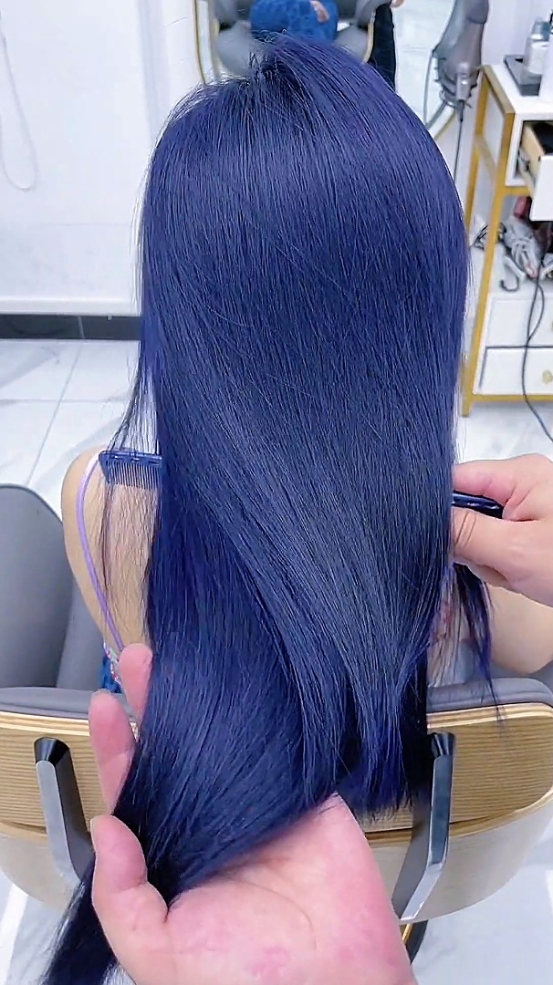 家人们蓝黑色染发教程来啦我的本命色为蓝色主题提供了灵感