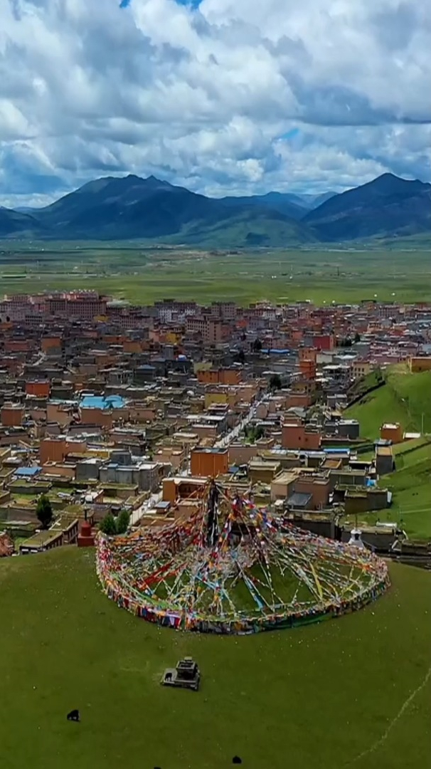 天空之城,千户藏寨,国道318线的交通枢纽地,四川理塘-度小视