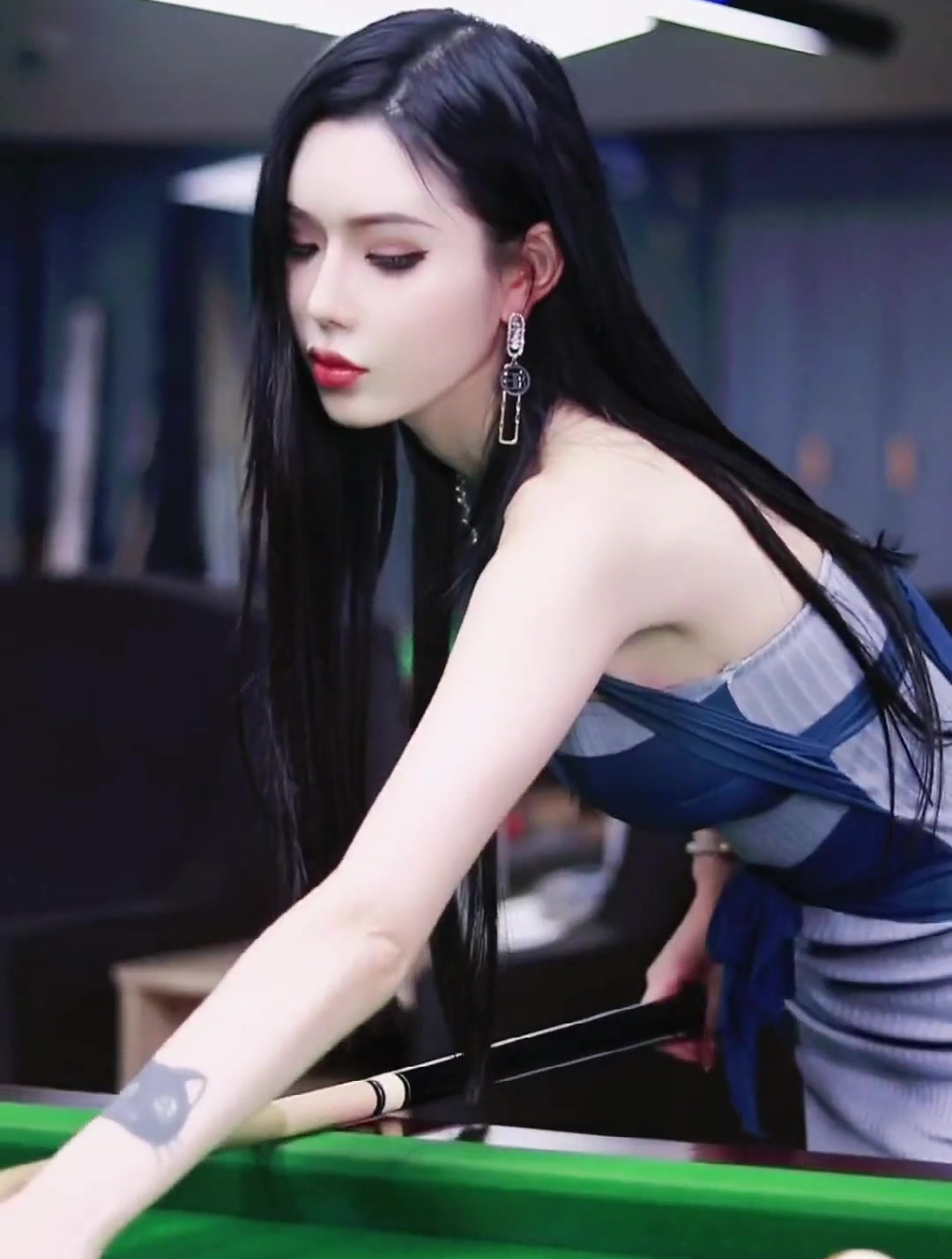 台球美少女,性感身材,美女网红