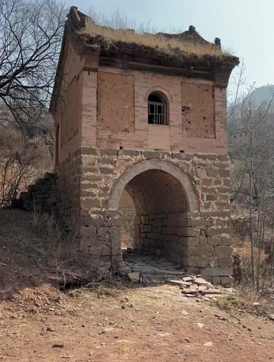 河北涉县的污犊垴无人村,建于康熙年间,这个阁楼是进村的标志