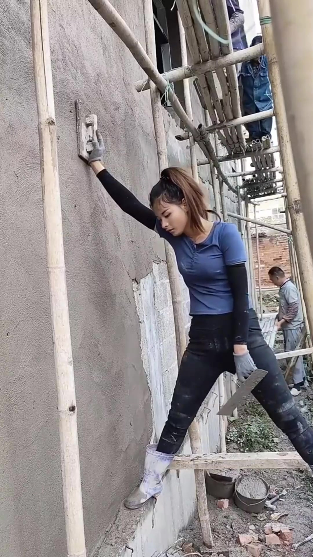 工地里少见得女工人她是谁的妻子又是谁的女儿