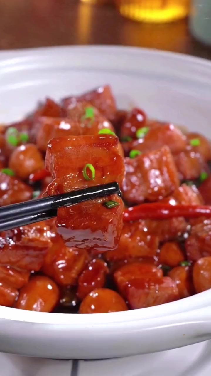 一口一块香喷喷的红烧肉做法简单,满口的幸福感