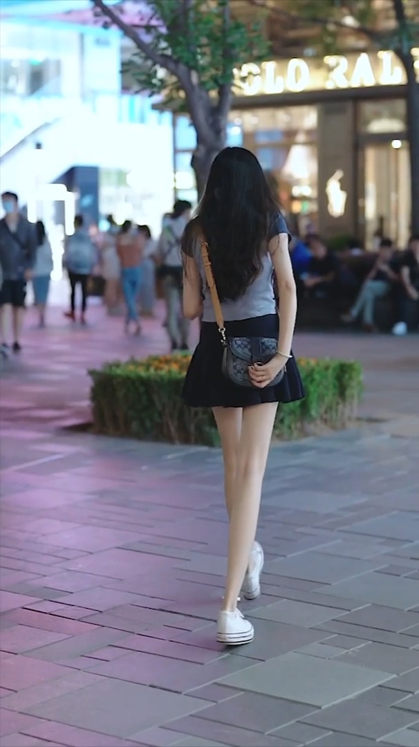 都是网红美女,左边是田甜,右边是小白,谁更美?杭州宋城街拍!