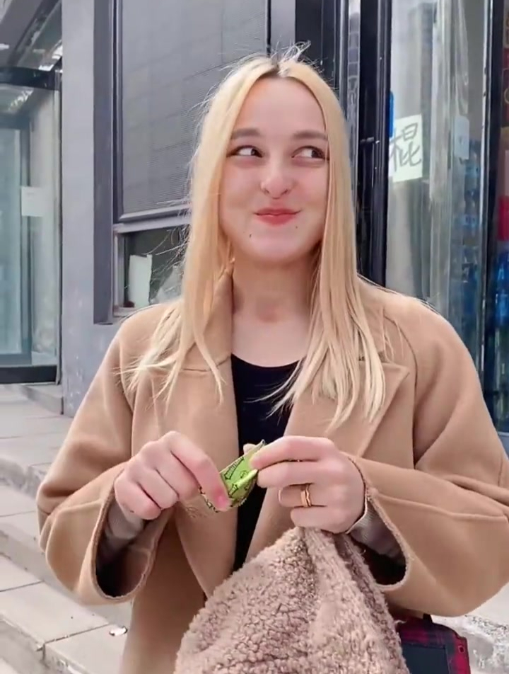 娶了俄罗斯洋媳妇,没想到对酸菜情有独钟,真是好养活!-度小视